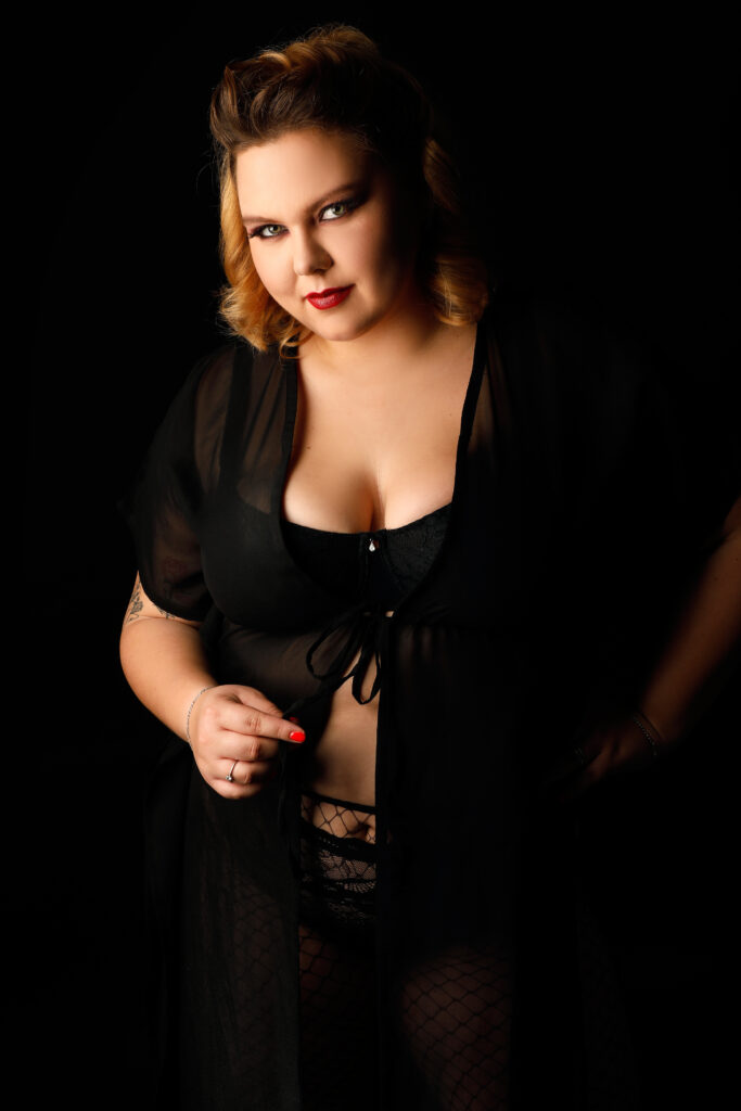 Žena na glamour focení, která je plus size modelkou.