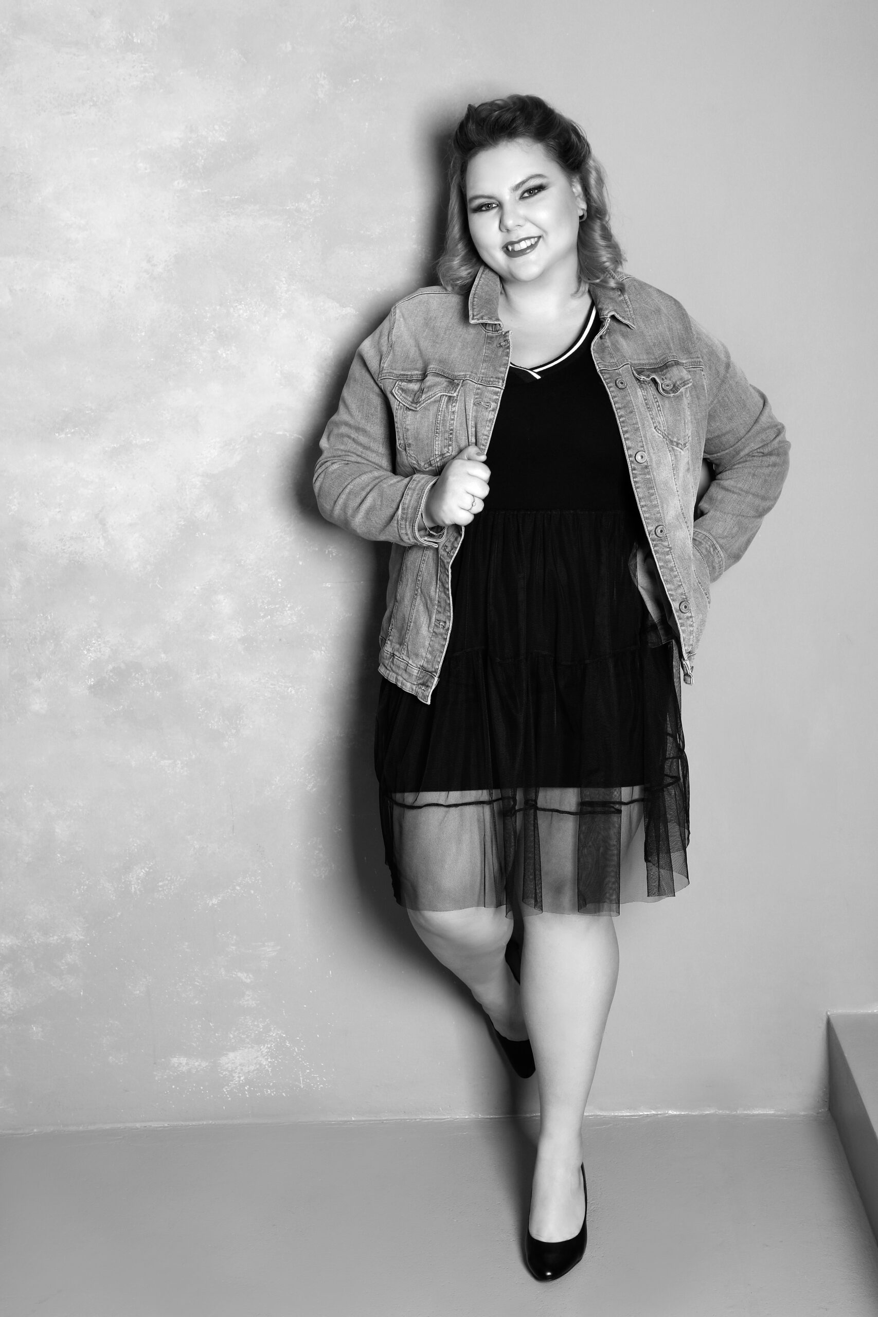 Žena na glamour focení, která je plus size modelkou a cítí se sexy v civilu.