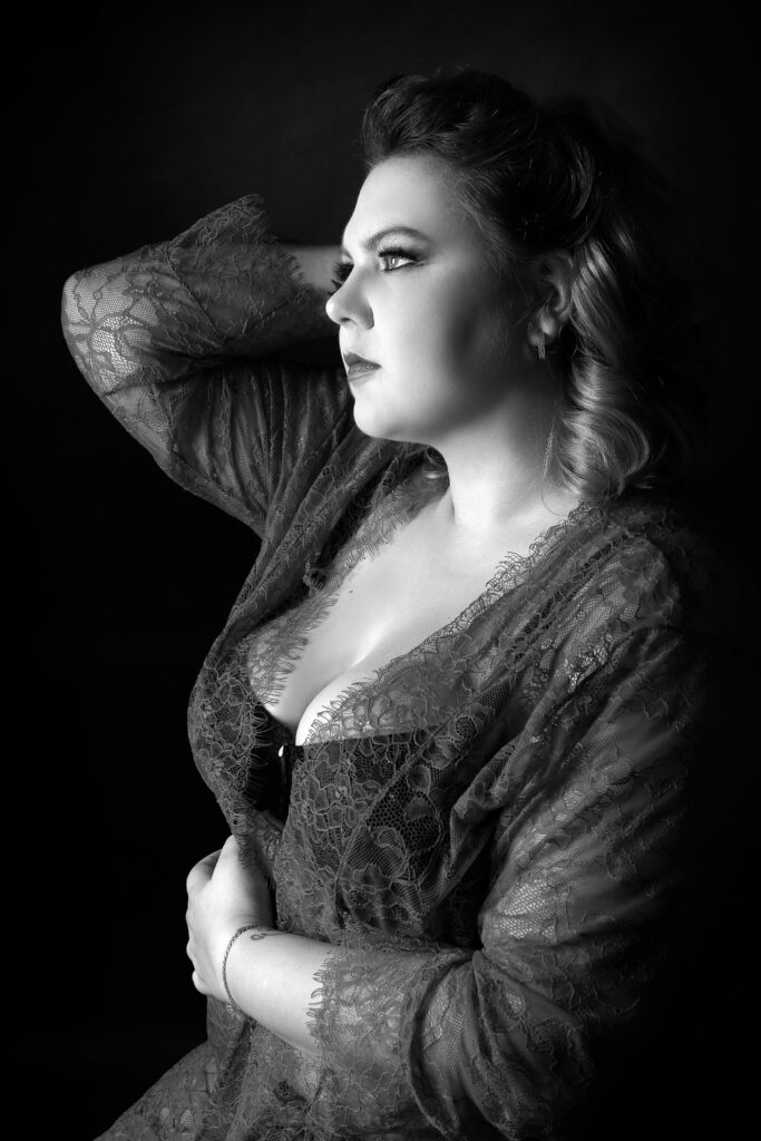 Žena na glamour focení, která je plus size modelkou a cítí se sexy.